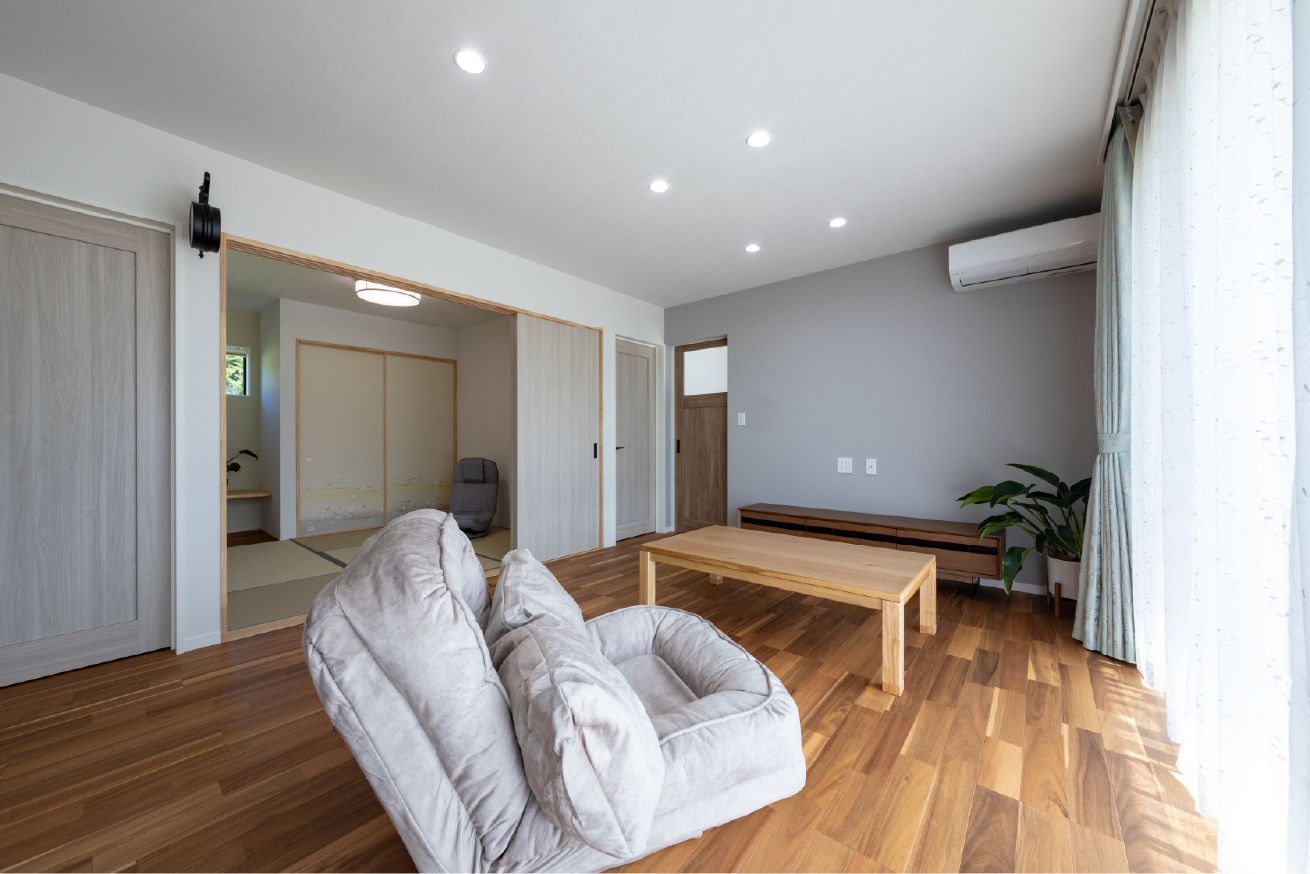 雑貨の似合う家造り～大きなテラス窓から景色を愉しむ平屋～各居室～水回りなどLDKからのアクセスを意識して配置