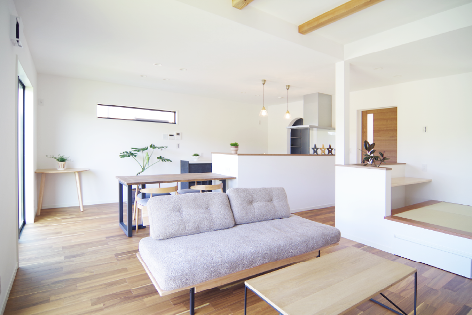 ～モノトーンが描く洗練と、木目が醸す温もり。28坪に「家族の理想」を凝縮した住まい～