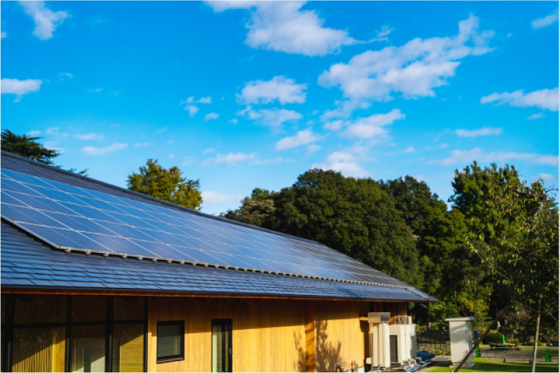 太陽光パネルのついた屋根