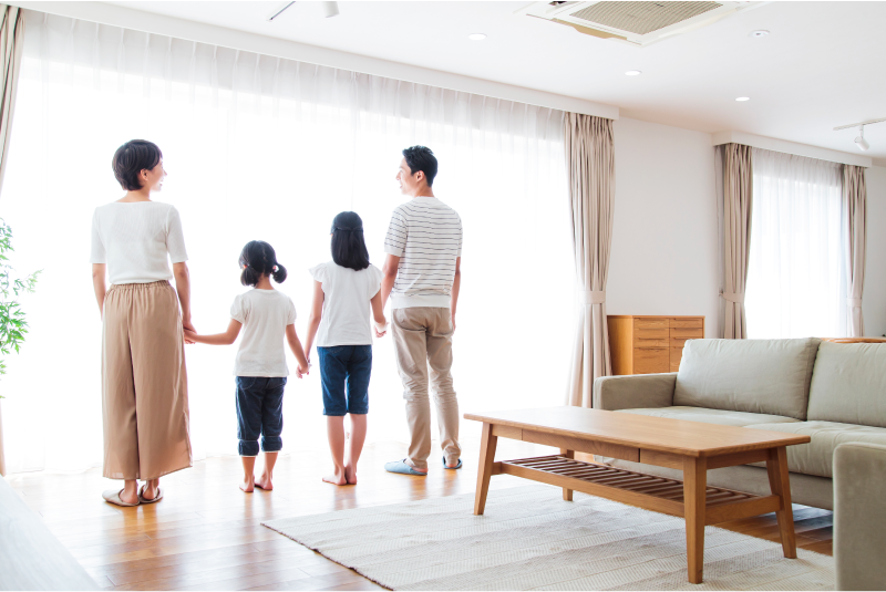 安心して暮らす家族の様子