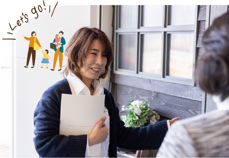 モデルハウスを案内するスタッフ