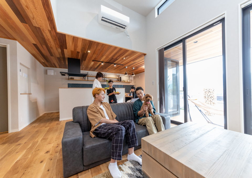 高い窓から差し混む光による暖かな空間