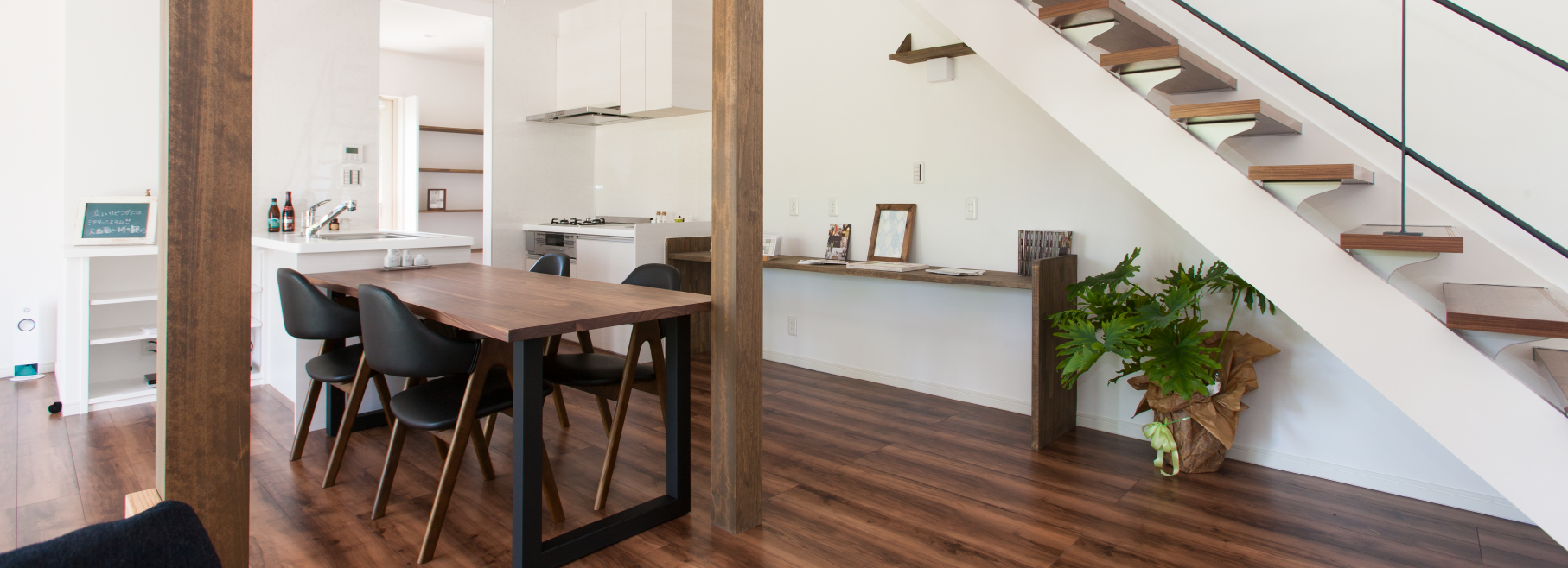 木のぬくもりが暖かい雑貨の似合うお家